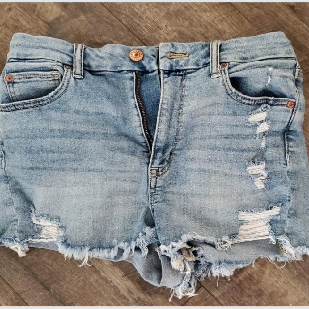 American Eagle Women's Curvy Hi-Rise Shortie Ripped Jean Shorts Super stretch 8